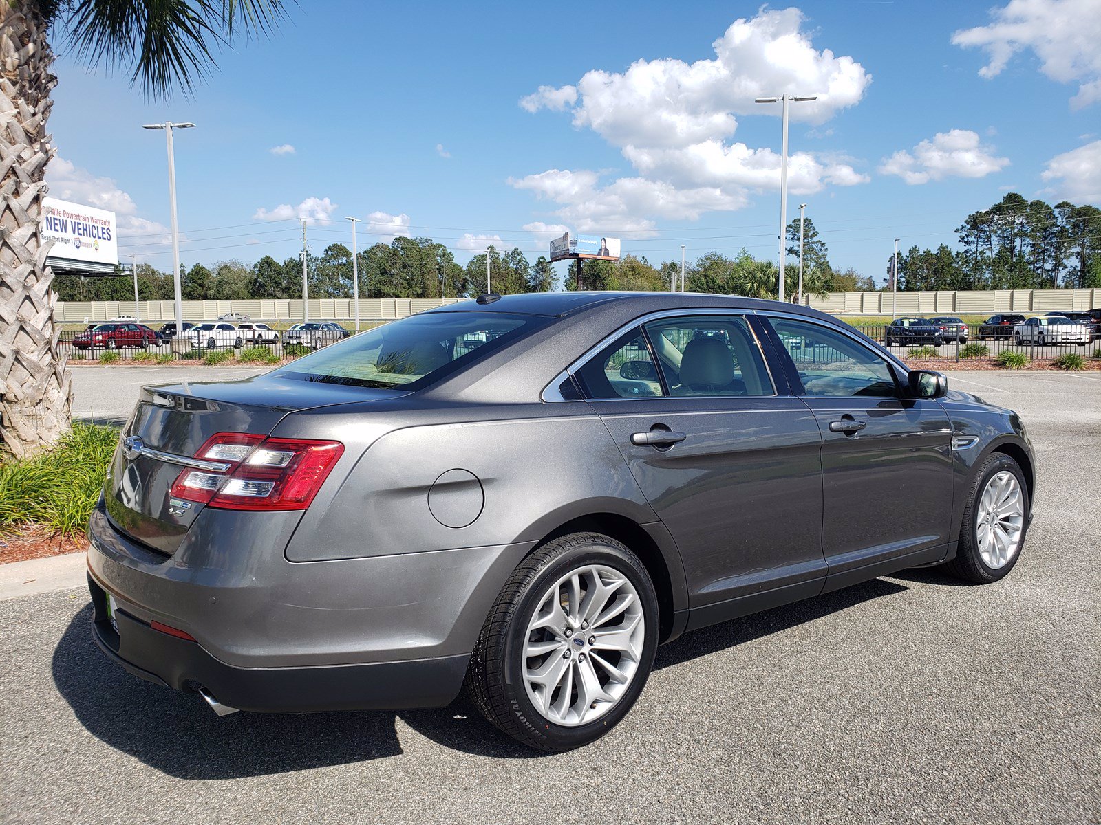 Pre Owned 2017 Ford Taurus Limited Fwd 4dr Car